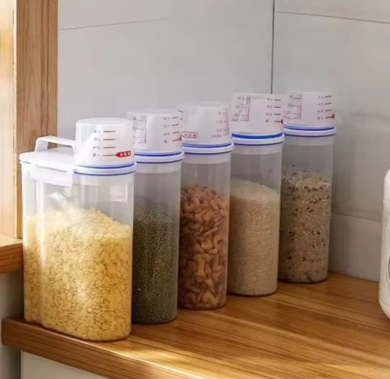 Cereal dispenser product photo